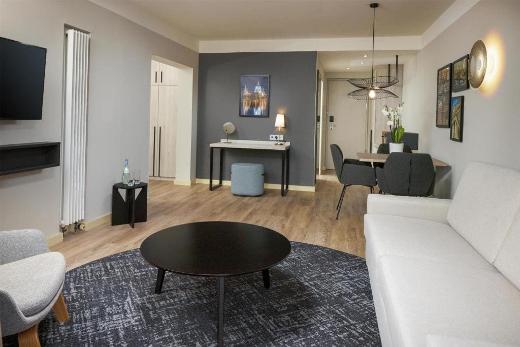 One-Bedroom King Suite room - Image 3