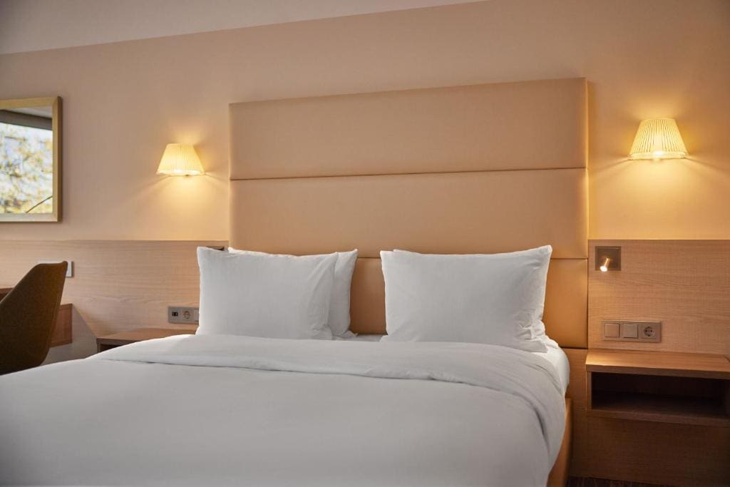 Queen Room with Balcony room - Image 1