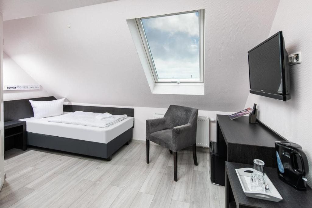 Comfort Single Room with Air Condition and roof slope room - Image 2