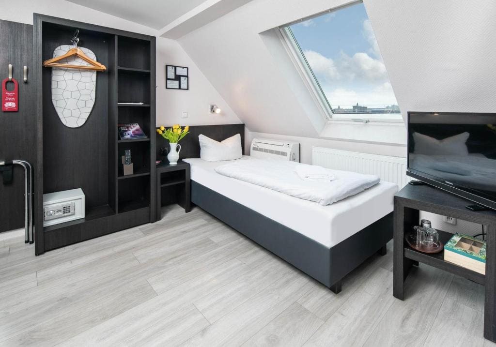 Comfort Single Room with Air Condition and roof slope room - Image 1