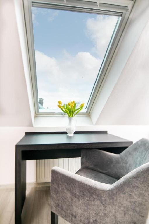 Comfort Single Room with Air Condition and roof slope room - Image 3