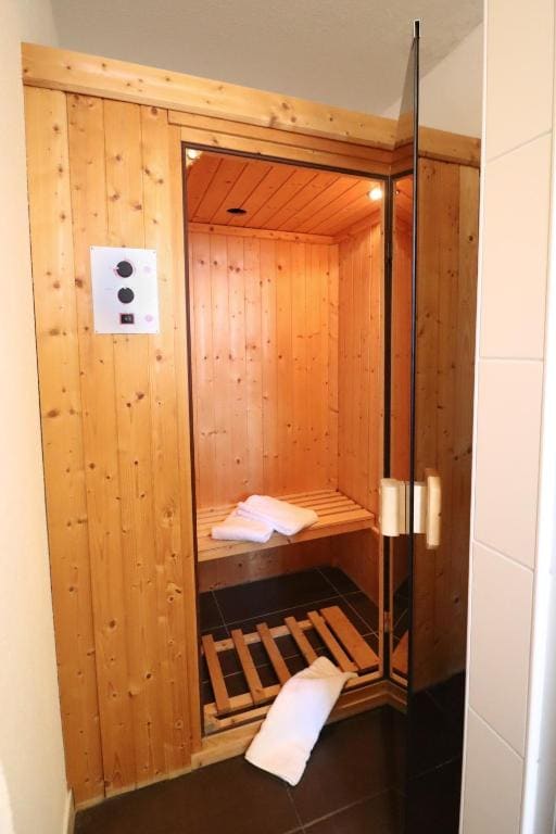 Small Wellness Suite with Balcony room - Image 3