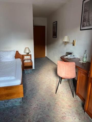 Small Single Room room - Image 1