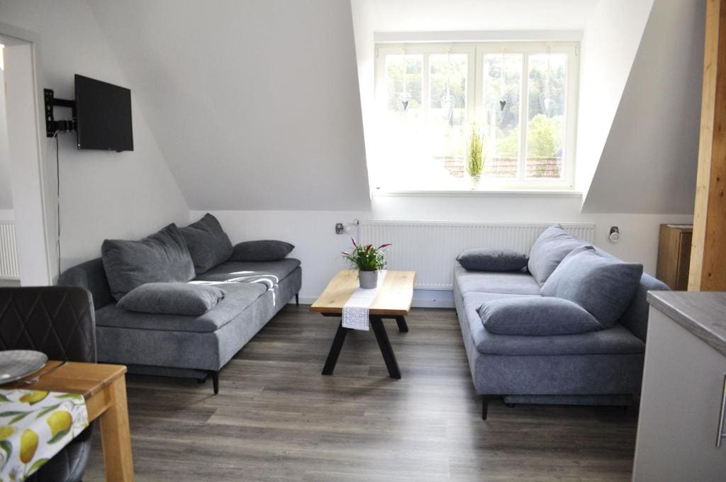 One-Bedroom Apartment with Mountain View room - Image 3