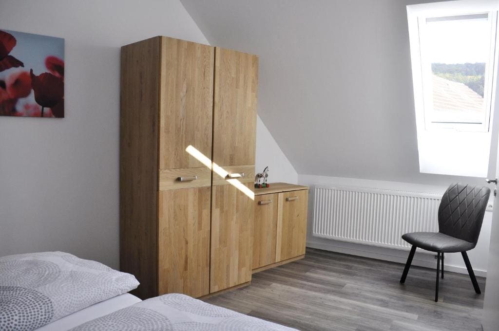 One-Bedroom Apartment with Mountain View room - Image 1