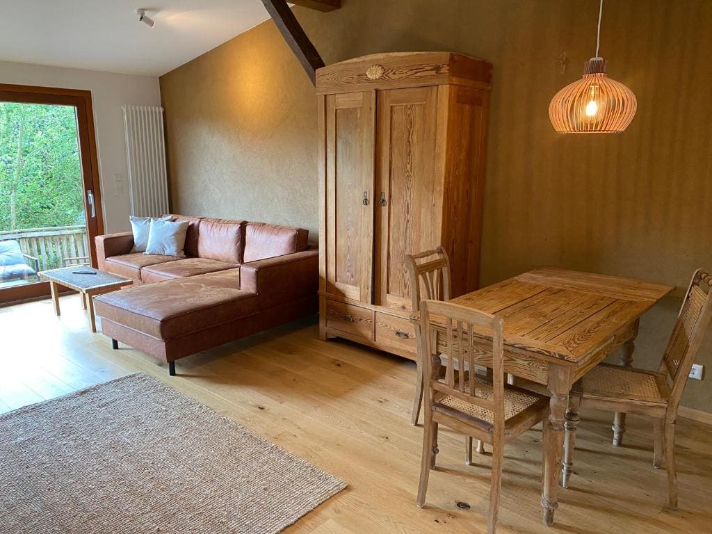 Deluxe Two-Bedroom Apartment with Garden View room - Image 3