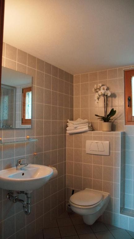 Bungalow room - Image 2