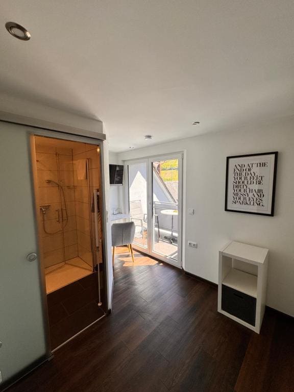 Single Room with Balcony room - Image 3