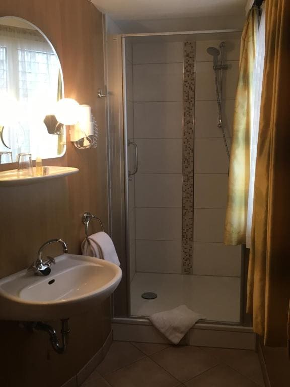 Single Room with Private Bathroom room - Image 2