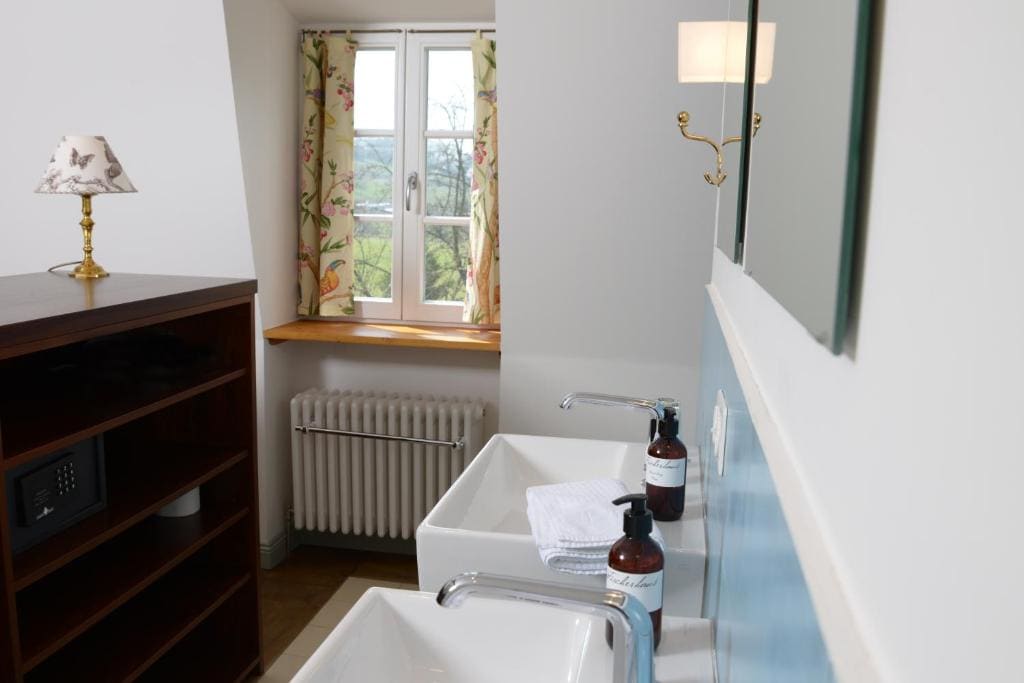 Deluxe Double Room with Shower room - Image 3