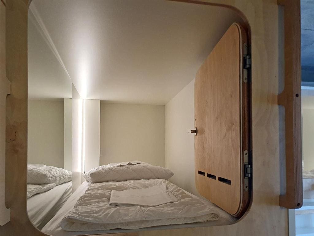 Single capsule with shared bathroom room - Image 1
