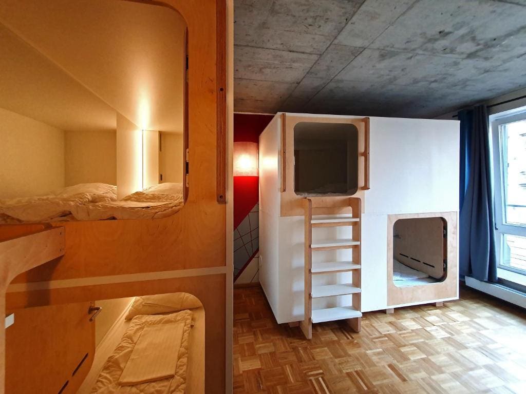 Single capsule with shared bathroom room - Image 3