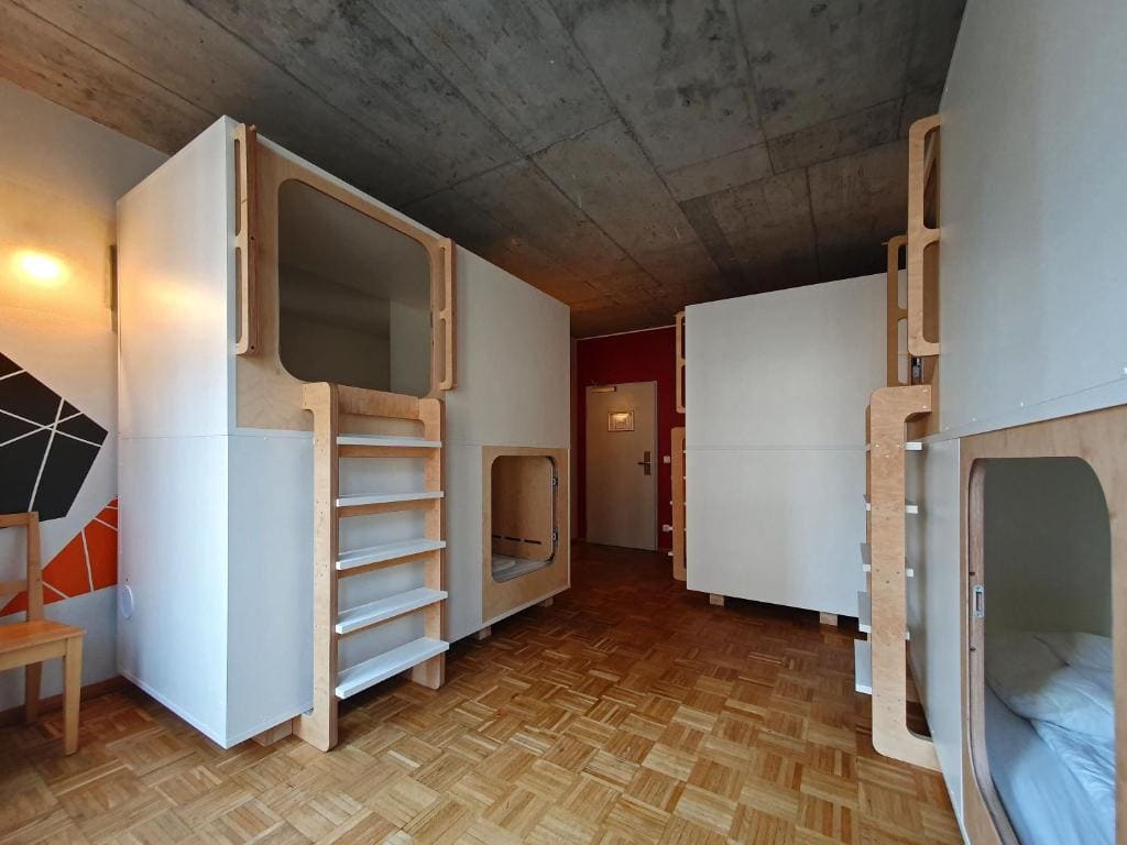 Single capsule with shared bathroom room - Image 2