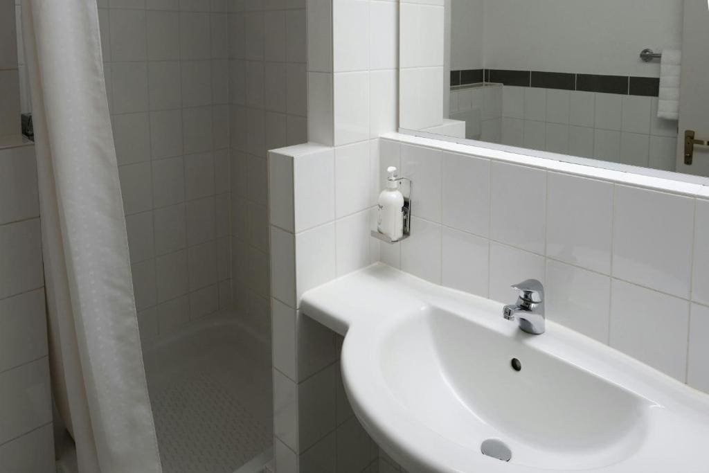 Standard Twin Room room - Image 3