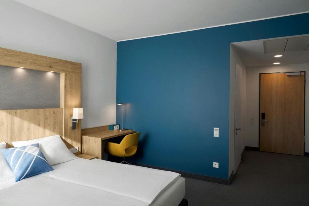 Standard King Room with Street View room - Image 2