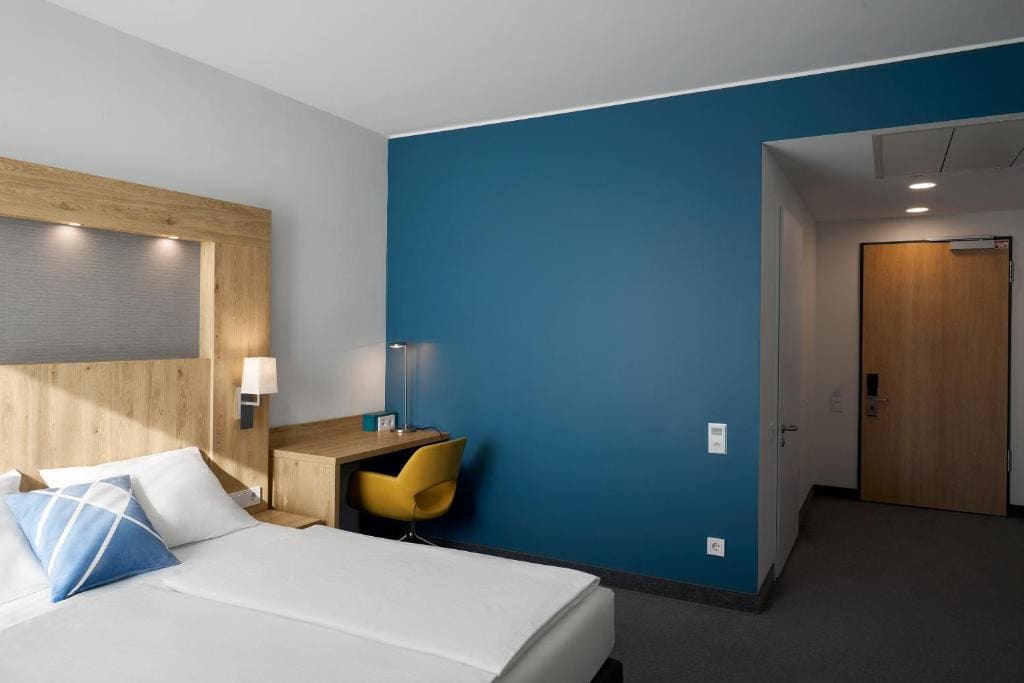 Standard King Room with Street View room - Image 3