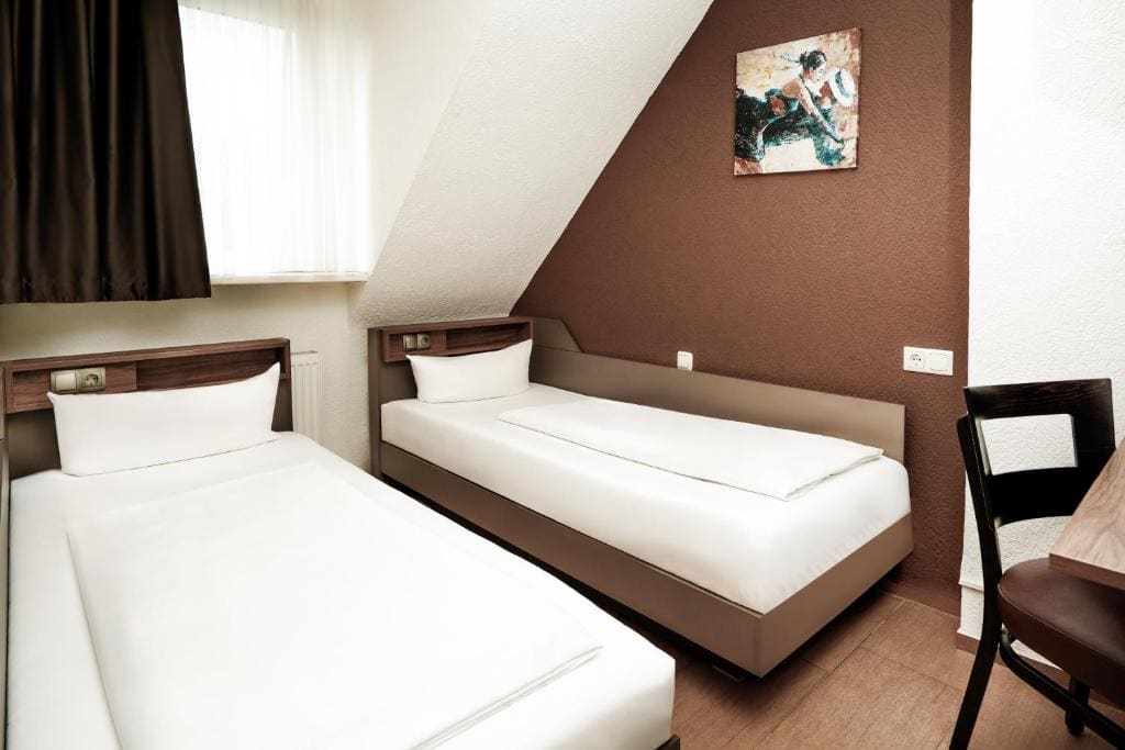Standard Twin Room with 2 single beds room - Image 1