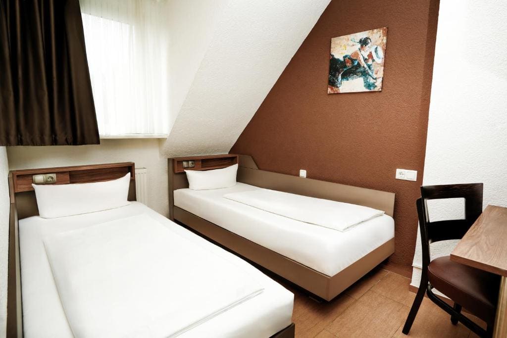 Standard Twin Room with 2 single beds room - Image 2