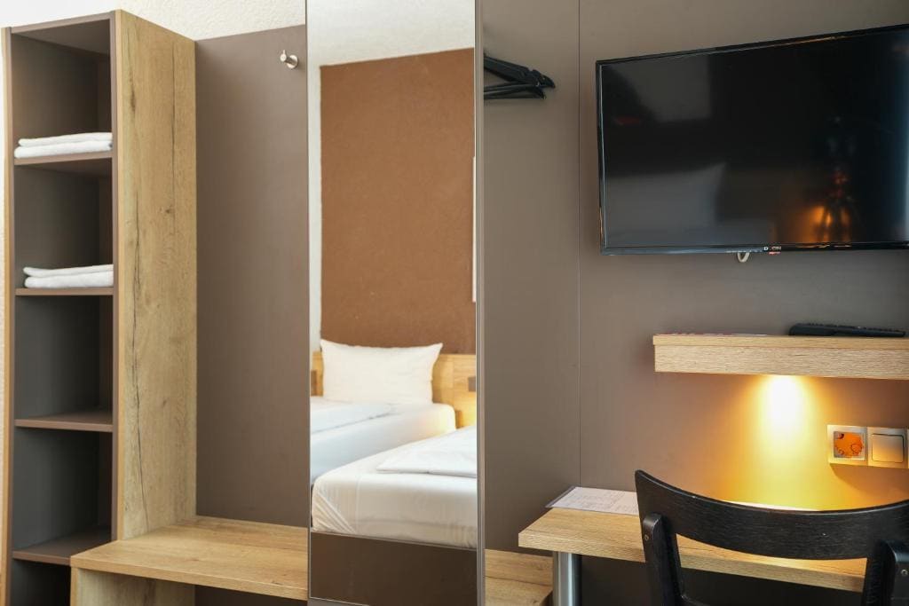 Standard Twin Room with 2 single beds room - Image 3