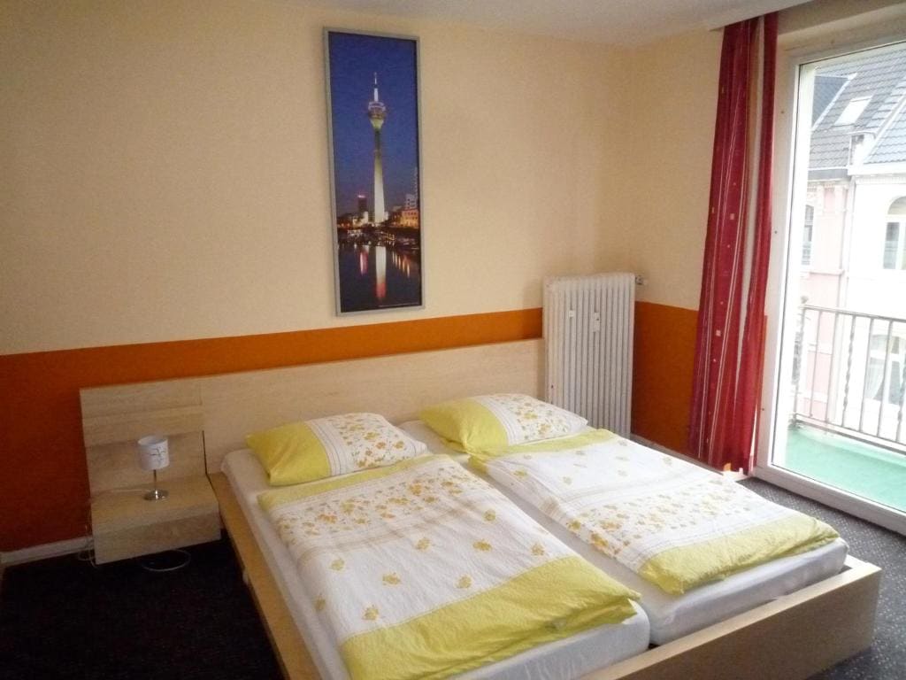 Double Room with Shared Bathroom room - Image 2