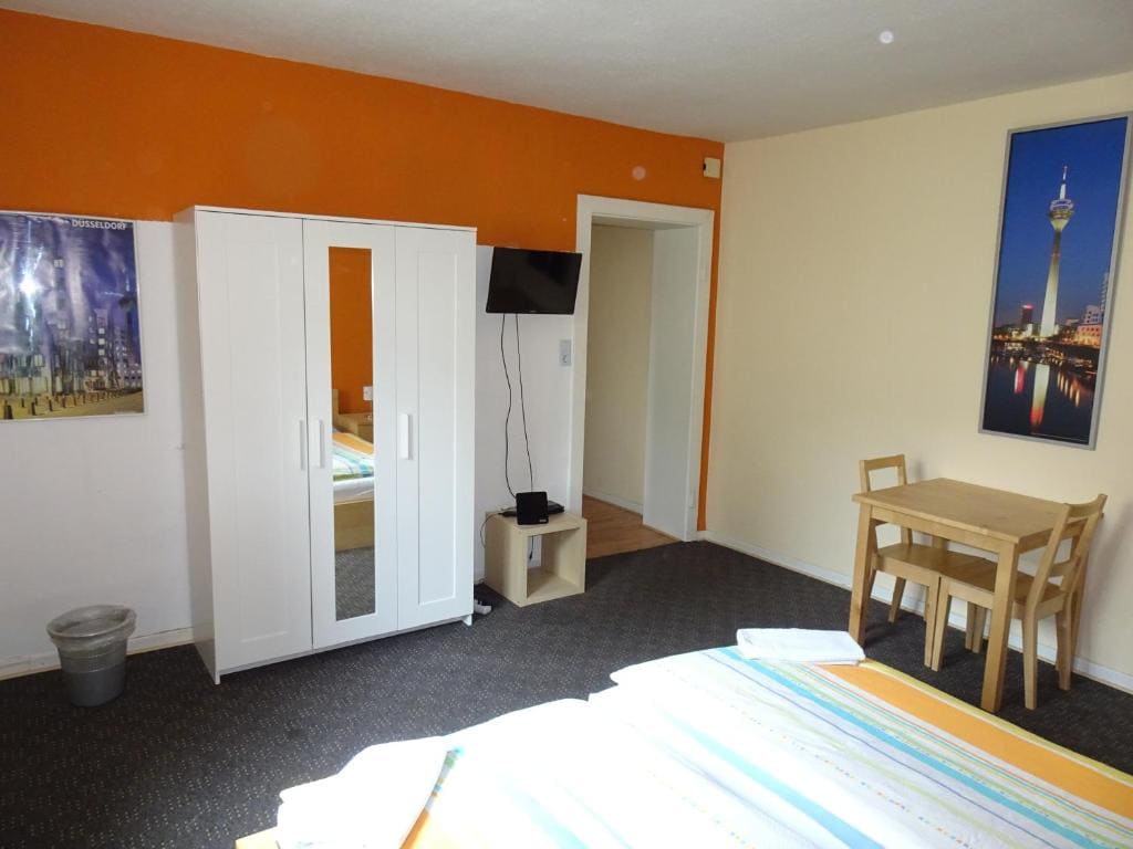 Family Room with Private Bathroom room - Image 3