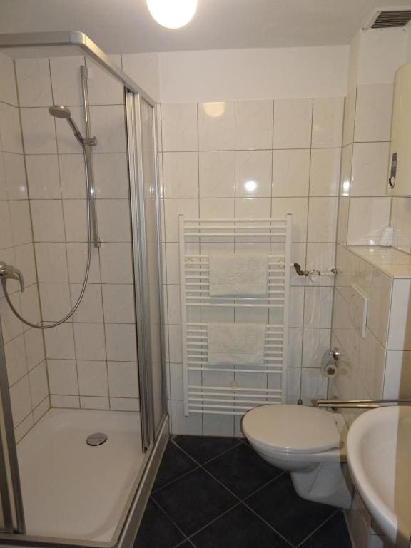 Queen Room with Shared Bathroom room - Image 2