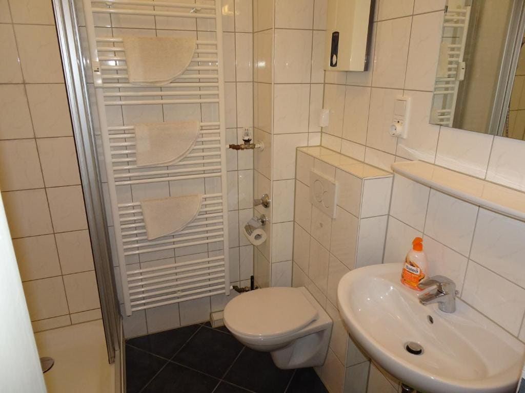Queen Room with Shared Bathroom room - Image 3