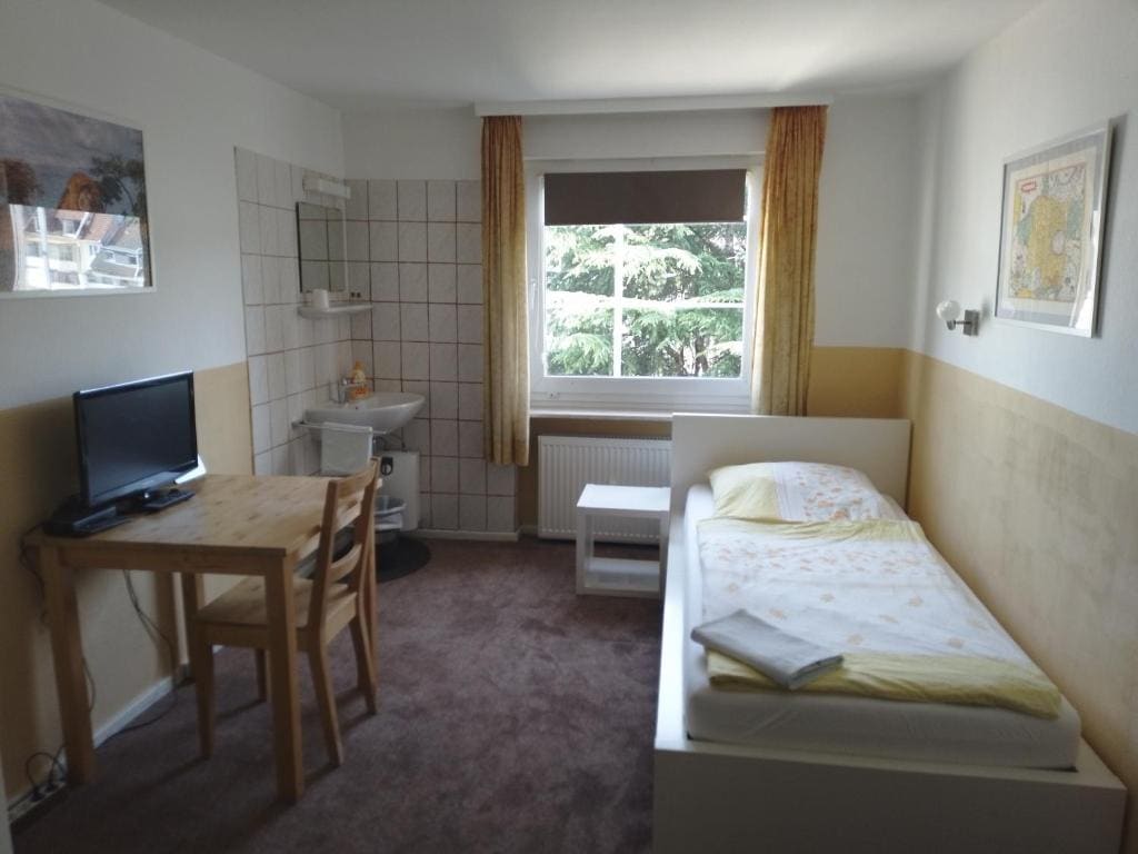 Single Room with Shared Bathroom room - Image 1