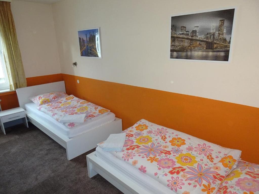 Twin Room with Shared Bathroom room - Image 2