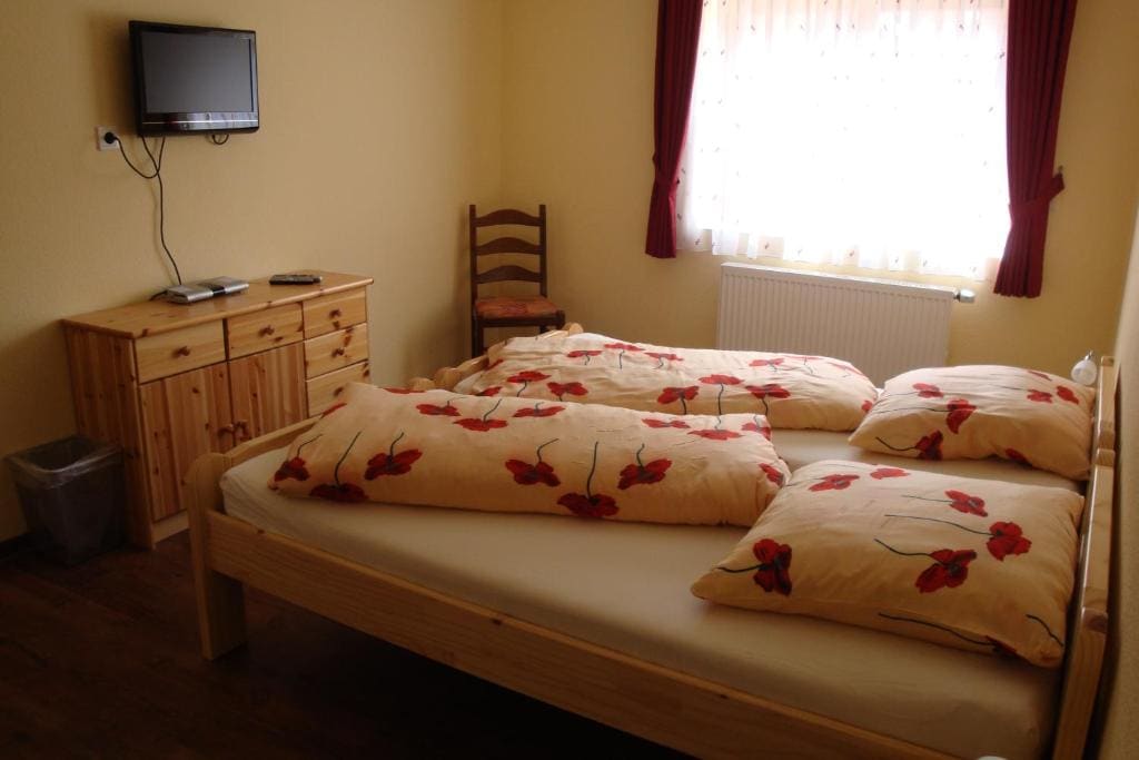 Twin Room with Private Bathroom room - Image 3