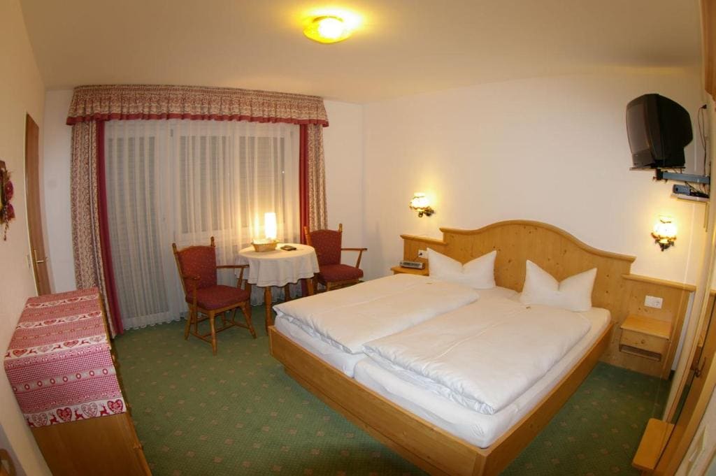 Double Room with Mountain View room - Image 3