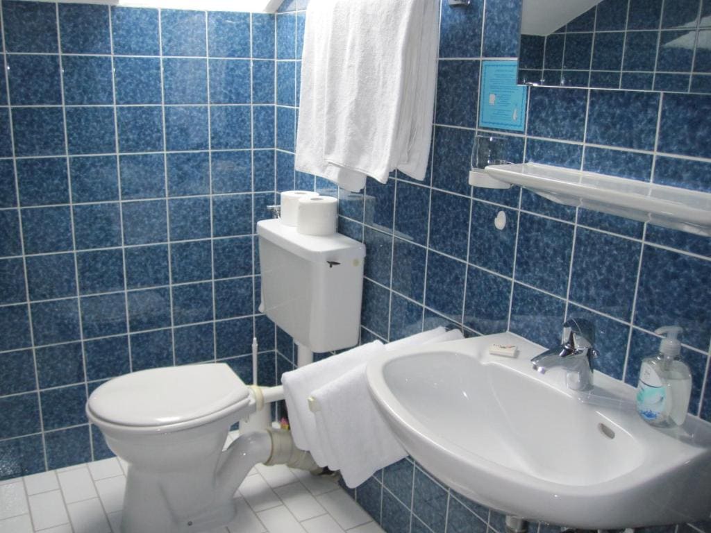 One-Bedroom Apartment with Balcony - 09 room - Image 2