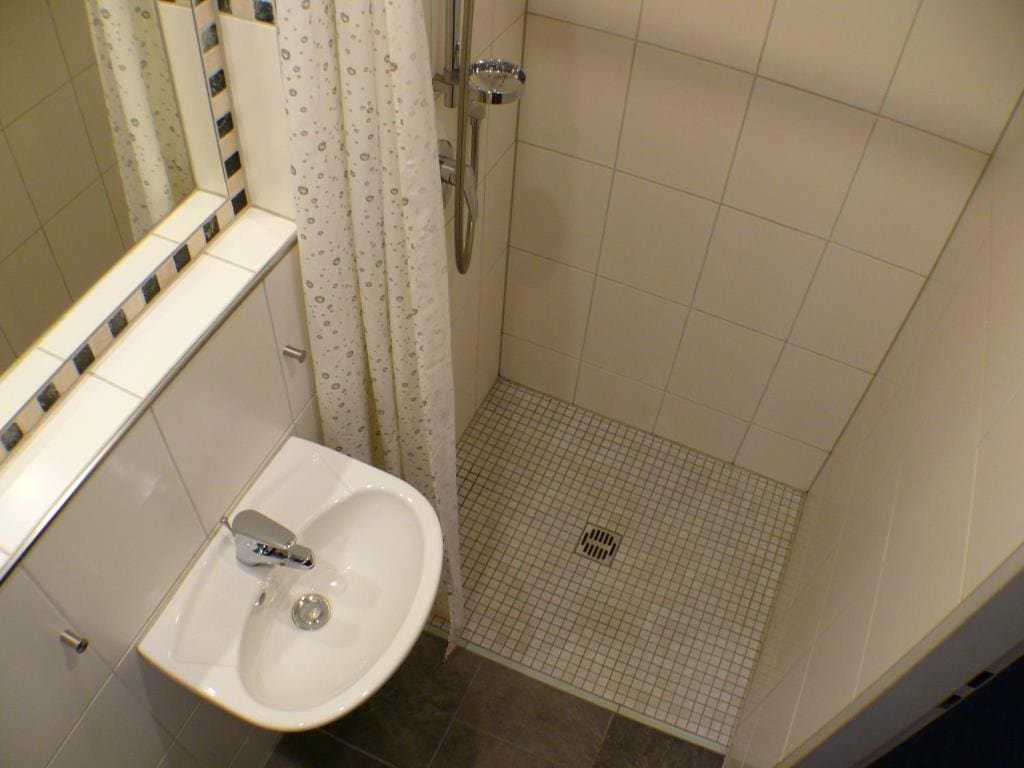 Twin Room with Private Bathroom room - Image 3