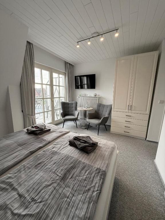 Double Room with Balcony room - Image 3