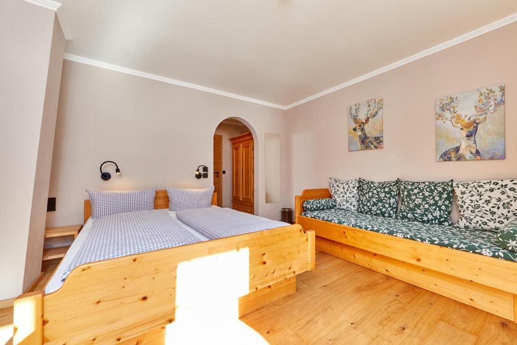 Double Room with Balcony room - Image 3