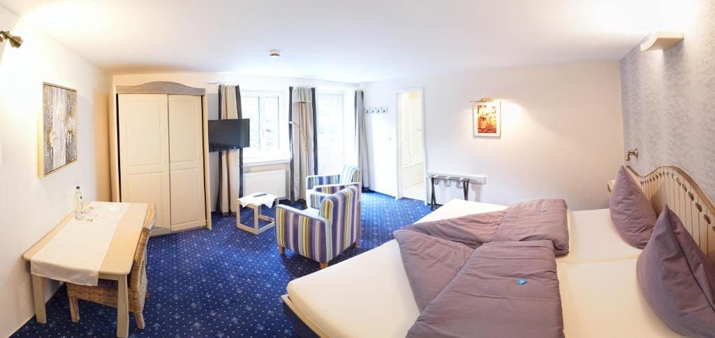 Double Room with Balcony room - Image 2