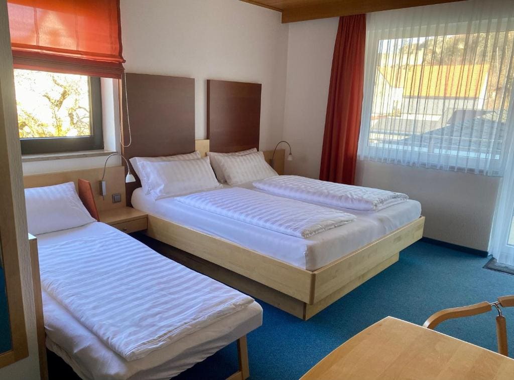 Family Room with Balcony room - Image 2