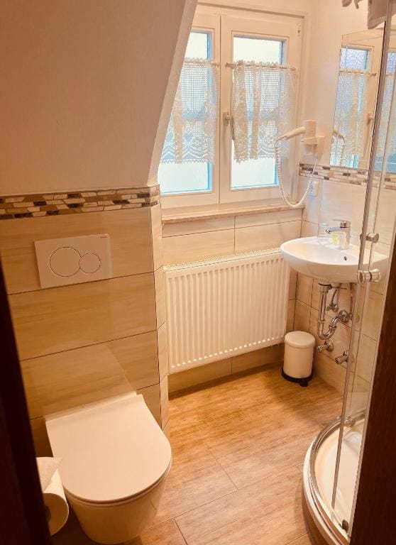 Single Room with Bathroom room - Image 1