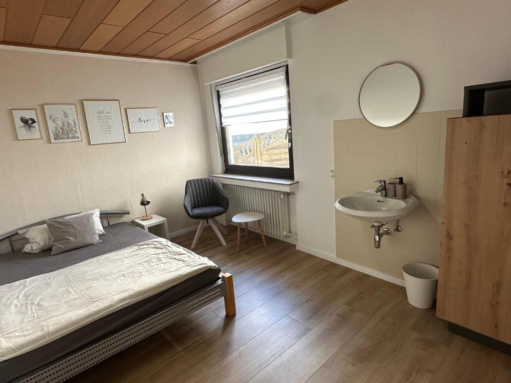 Single Room with Shared Bathroom room - Image 1