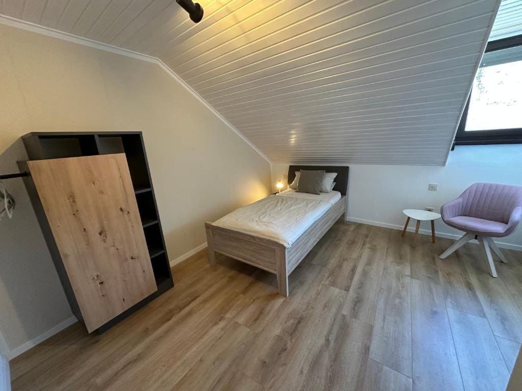 Single Room with Shared Bathroom room - Image 3