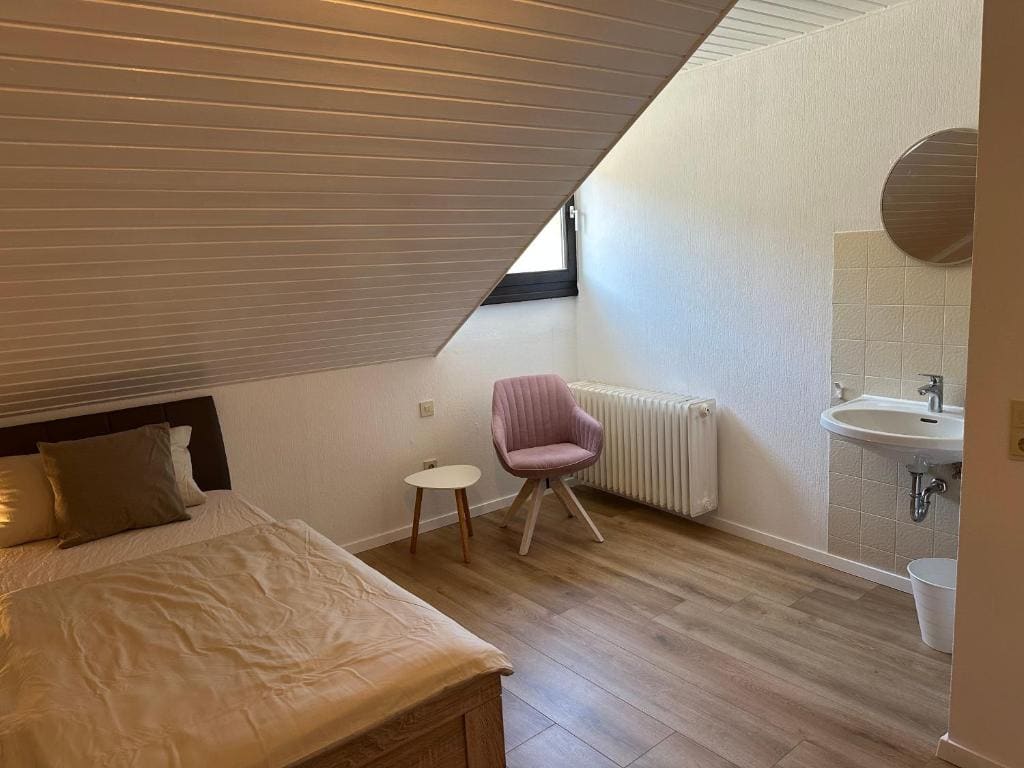 Single Room with Shared Bathroom room - Image 2
