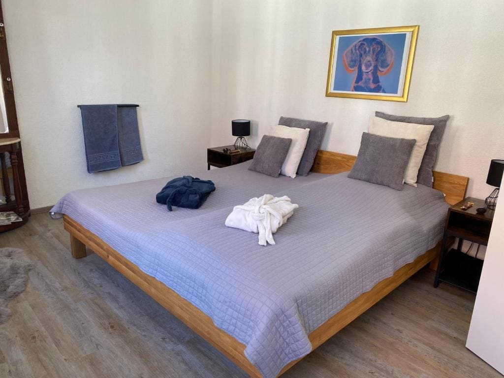 Double Room with Shared Bathroom room - Image 2