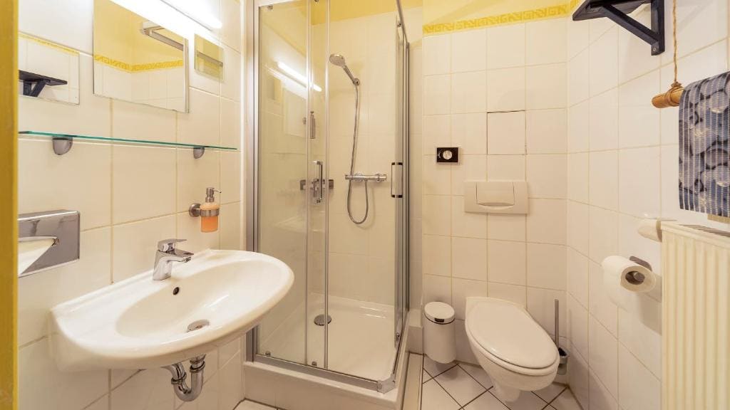 Double Room with Shared Bathroom room - Image 2