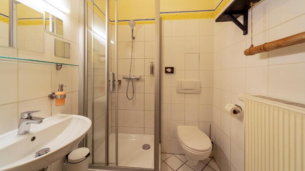 Single Room with Shared Bathroom room - Image 1