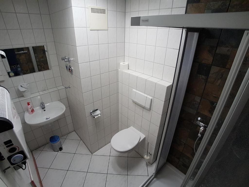 Classic Single Room with Private Bathroom room - Image 3
