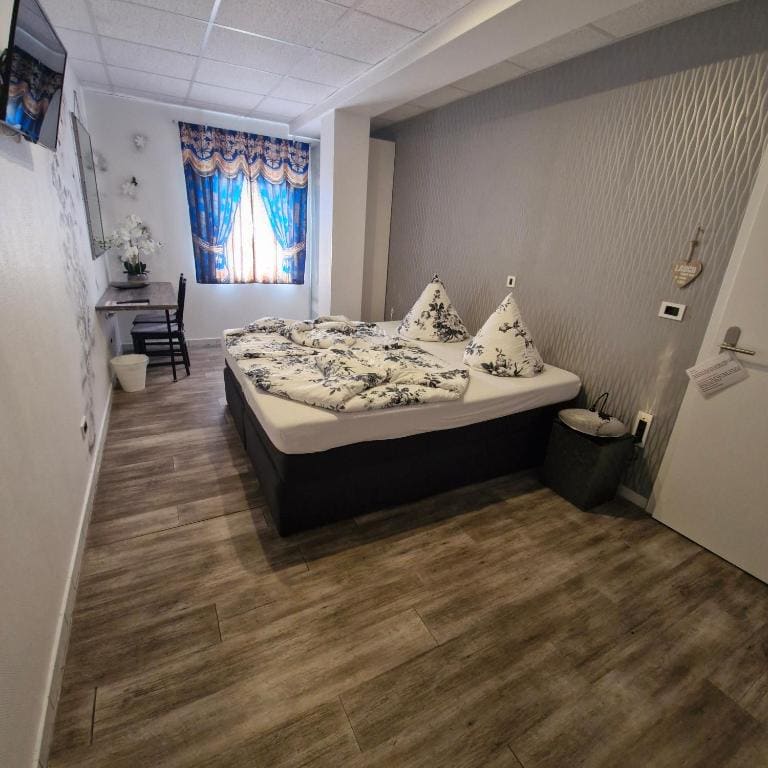Comfort Double Room with Private Bathroom room - Image 2