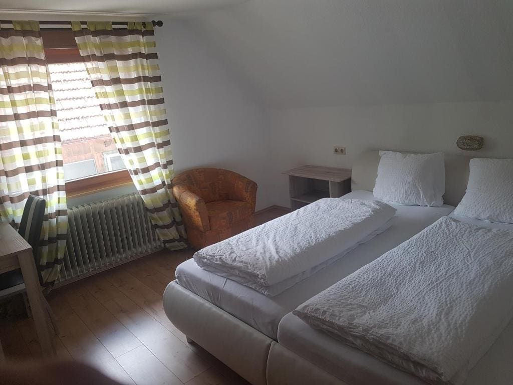 Double Room with Shared Bathroom room - Image 3