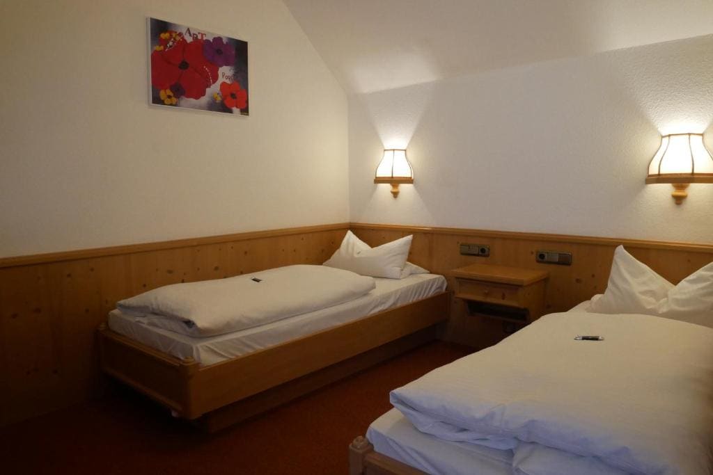 Large Twin Room room - Image 1