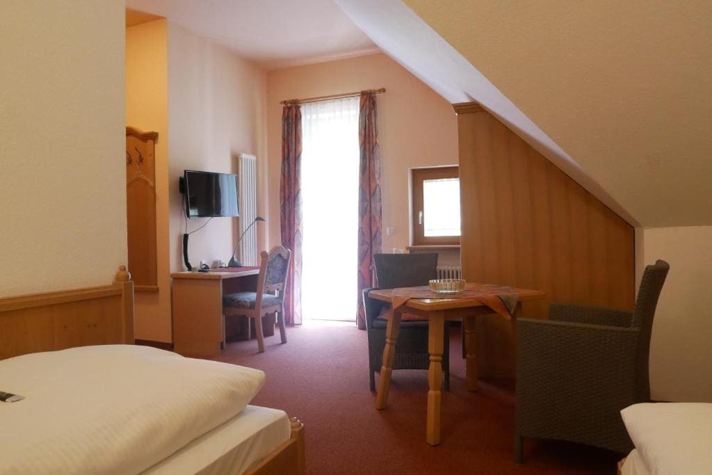 Large Twin Room room - Image 2