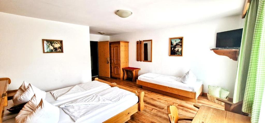 Double Room with Extra Bed room - Image 2